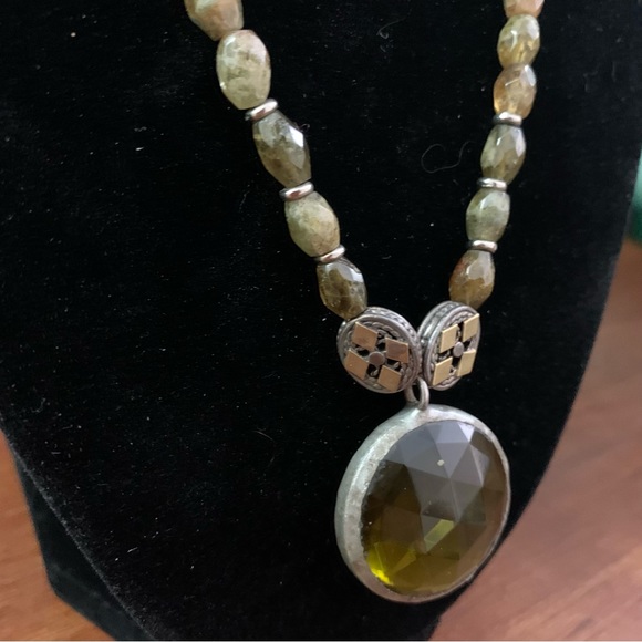 Semi-precious natural green and brown gemstone vintage necklace with pendant - Picture 3 of 9